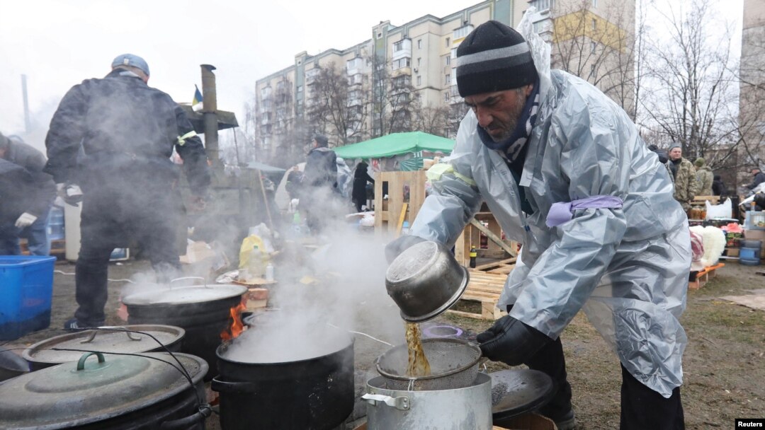 Un hombre prepara comida para los residentes locales y miembros de las Fuerzas de Defensa Territorial en una cocina de campaña en Kiev, Ucrania, el 3 de marzo de 2022.