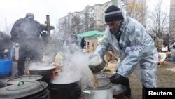 Un hombre prepara comida para los residentes locales y miembros de las Fuerzas de Defensa Territorial en una cocina de campaña en Kiev, Ucrania, el 3 de marzo de 2022.