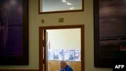 Pemimpin redaksi harian investigasi Rusia Novaya Gazeta's Dmitry Muratov tampak menggunakan telepon genggamnya di kantor surat kabar tersebut yang berlokasi di Moskow, pada 24 Maret 2021. (Foto: AFP/Natalia Kolesnikova)