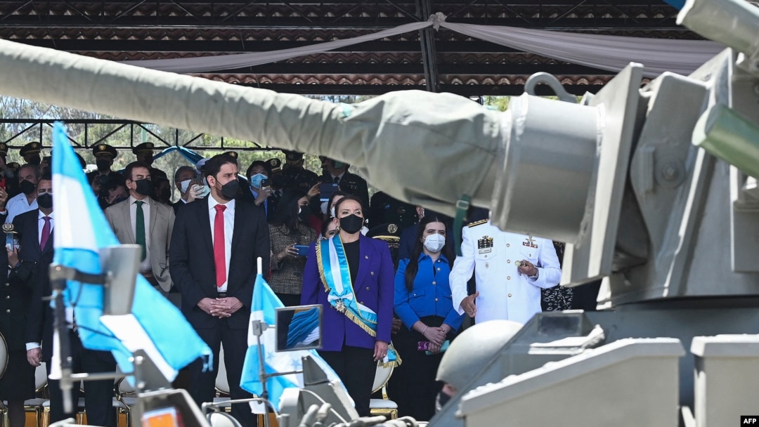 Soldados saludan a la presidenta hondureña Xiomara Castro luego de recibir el bastón de mando como Comandante General de las Fuerzas Armadas de Honduras en Tegucigalpa, el 25 de febrero de 2022.