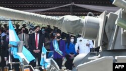 Soldados saludan a la presidenta hondureña Xiomara Castro luego de recibir el bastón de mando como Comandante General de las Fuerzas Armadas de Honduras en Tegucigalpa, el 25 de febrero de 2022.