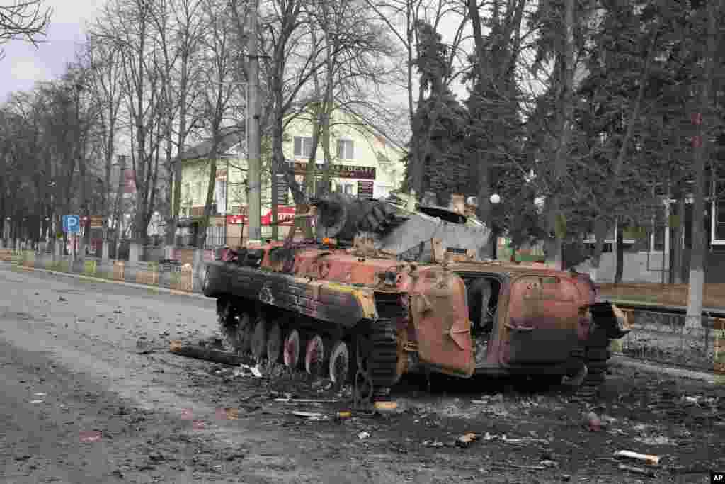 Un vehículo blindado destruido se encuentra en la plaza central de la ciudad de Makariv, 60 kilómetros al oeste de Kiev, Ucrania, después de una dura batalla nocturna el viernes 4 de marzo de 2022.
