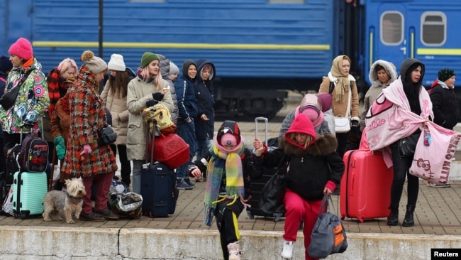 En fotos | Mujeres y niños ucranianos buscan refugio tras la invasión 