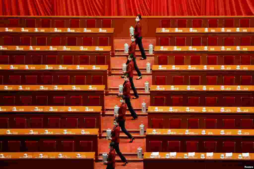 Attendants serve tea before the opening meeting of the Chinese People&#39;s Political Consultative Conference (CPPCC) at the Great Hall of the People in Beijing, China.