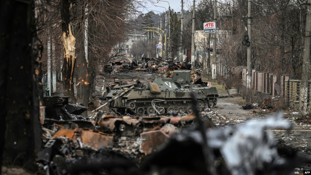 Kendaraan lapis baja Rusia di Kota Bucha, sebelah barat Kyiv, pada 4 Maret 2022. (Foto: AP)