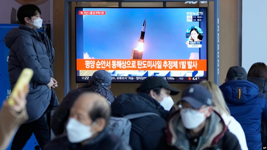 지난 5일 한국 서울역에 설치된 TV에서 북한의 탄도미사일 발사 관련 보도가 나오고 있다. (자료사진)
