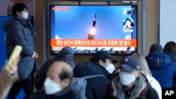 지난 5일 한국 서울역 이용객들이 북한 탄도미사일 발사 뉴스를 시청하고 있다. 