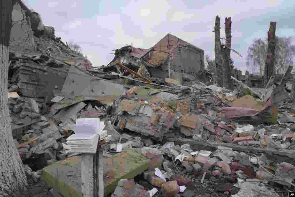Los restos de la casa de culto local luego de un ataque aéreo nocturno en la aldea de Bushiv, a 40 kilómetros al oeste de Kiev, Ucrania, el viernes 4 de marzo de 2022.&nbsp;