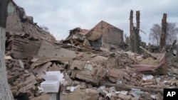 Peninggalan rumah budaya setempat setelah serangan udara malam di Desa Bushiv, 40 kilometer barat Kyiv, Ukraina, Jumat, 4 Maret 2022. (Foto: AP)