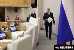 Ketua majelis rendah parlemen Rusia, Vyachslav Volodin menghadiri sidang Duma di Moskow, Rusia 4 Maret 2022. (Duma Rusia/Handout via REUTERS)