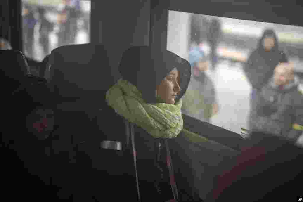 Una niña y su hermano se sientan en un tren con destino a Lviv en la estación de Kiev, Ucrania, el jueves 3 de marzo de 2022. Los hombres ucranianos tienen que quedarse para luchar en la guerra mientras las mujeres y los niños abandonan el país para buscar refugio en un vecino país. (Foto AP/Emilio Morenatti)