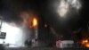Un edificio arde entre las llamas después de un bombardeo en Kiev, capital de Ucrania, el jueves 3 de marzo de 2022.