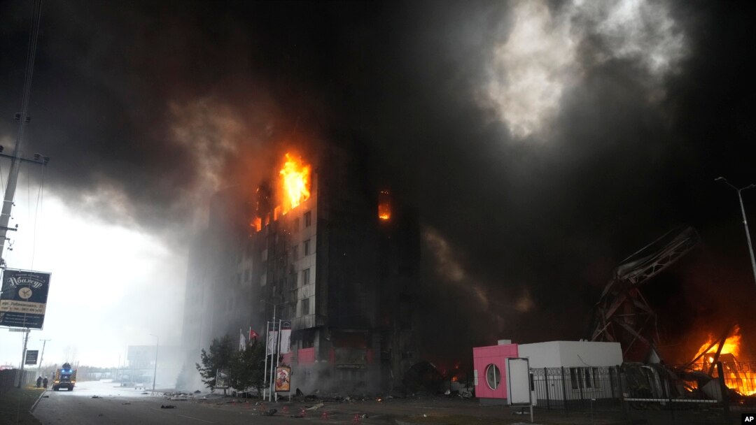 Inzu yatwitswe n'ibisasu birashishijwe indege i Kyiv mu Murwa mukuru wa Ukraine