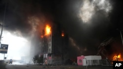 Un edificio arde entre las llamas después de un bombardeo en Kiev, capital de Ucrania, el jueves 3 de marzo de 2022.