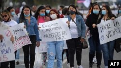 Exguerrilleros de las FARC y signatarios del acuerdo de paz, integrantes del Partido Comunes, participan en una manifestación exigiendo garantías al Gobierno para la participación en las próximas elecciones, en Bogotá, el 25 de febrero. 2022.