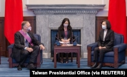 Presiden Taiwan Tsai Ing-wen berbicara kepada Mantan Menteri Luar Negeri AS Mike Pompeo di Taipei, Taiwan, 3 Maret 2022. (Foto: via REUTERS)