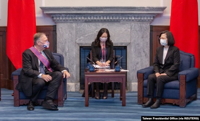 Presiden Taiwan Tsai Ing-wen berbicara kepada Mantan Menteri Luar Negeri AS Mike Pompeo di Taipei, Taiwan, 3 Maret 2022. (Foto: via REUTERS)