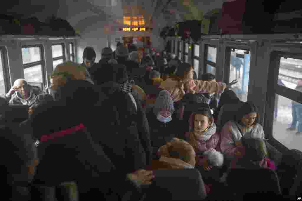 Mujeres y niños se agolpan en un tren con destino a Lviv en la estación de Kiev, Ucrania, el jueves 3 de marzo de 2022. La invasión rusa de Ucrania ha obligado a más de un millón de personas a huir de su patria en solo una semana, un éxodo tan rápido que casi coincide el número de personas que buscaron refugio en Europa en todo un año durante la crisis migratoria de 2015. (Foto AP/Emilio Morenatti)