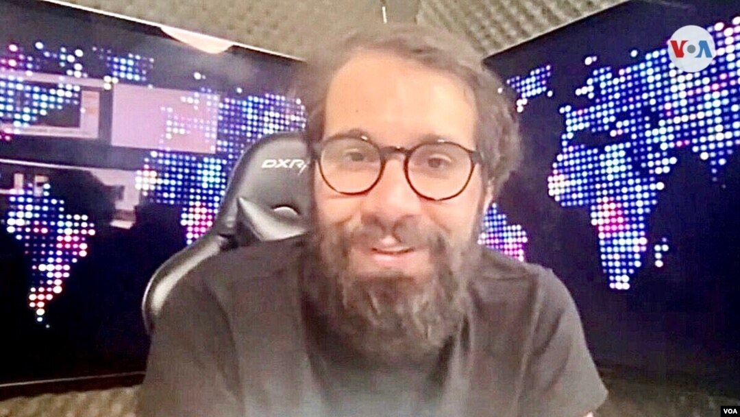 Captura de pantalla de la entrevista con el streamer chileno Nicolás Copano, quien ha tenido gran alcance de cubrimiento del conflicto entre Rusia y Ucrania. [Foto: Fabiola Chambi]