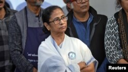 পশ্চিমবঙ্গের মুখ্যমন্ত্রী মমতা বন্দ্যোপাধ্যায় নাগরিকত্ব বিরোধী আইন ব্যাজ পরে ভারতের কলকাতায় নাগরিকত্ব বিরোধী আইনের বিরুদ্ধে একটি প্রতিবাদে অংশ নিচ্ছেন৷ ২৪ জানুয়ারি ২০২০। 