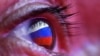 Sebuah bendera Rusia terpantul di mata dalam ilustrasi gambar yang diambil 4 Oktober 2018. (Foto: REUTERS/Dado Ruvic)