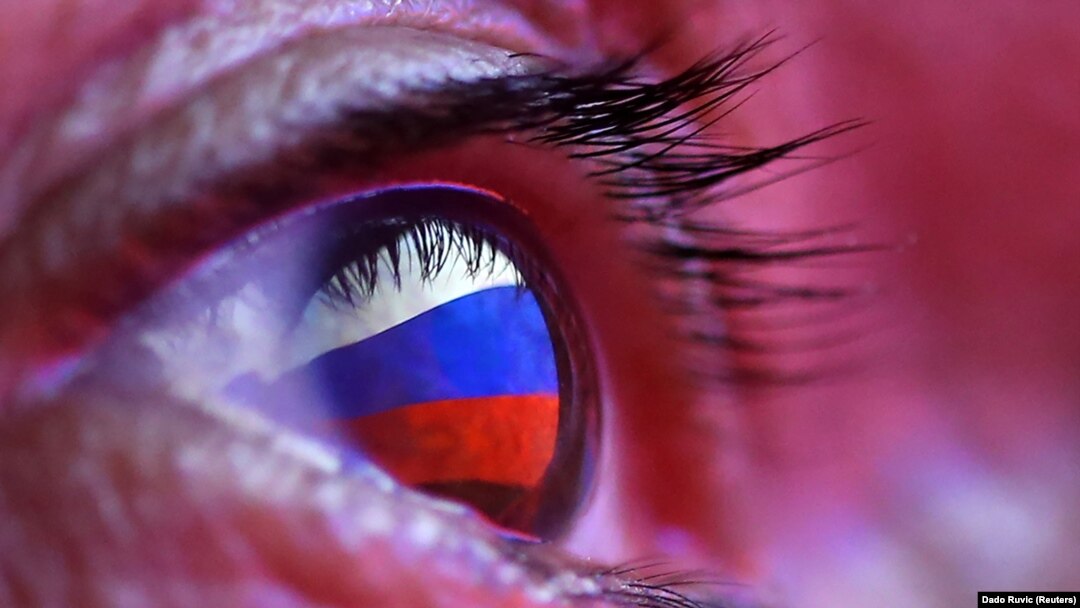 Sebuah bendera Rusia terpantul di mata dalam ilustrasi gambar yang diambil 4 Oktober 2018. (Foto: REUTERS/Dado Ruvic)
