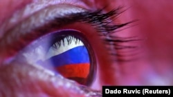 Sebuah bendera Rusia terpantul di mata dalam ilustrasi gambar yang diambil 4 Oktober 2018. (Foto: REUTERS/Dado Ruvic)