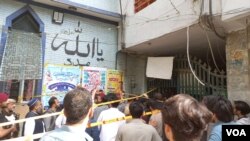  جمعے کو  پشاور کے علاقے کوچہ رسال دار میں قائم شیعہ جامع مسجد میں ہونے والے خود کش حملے میں 62 افراد ہلاک جب کہ لگ بھگ 200 زخمی ہوئے تھے۔ (فائل فوٹو)
