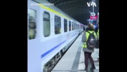 柏林的志愿者欢迎乌克兰难民