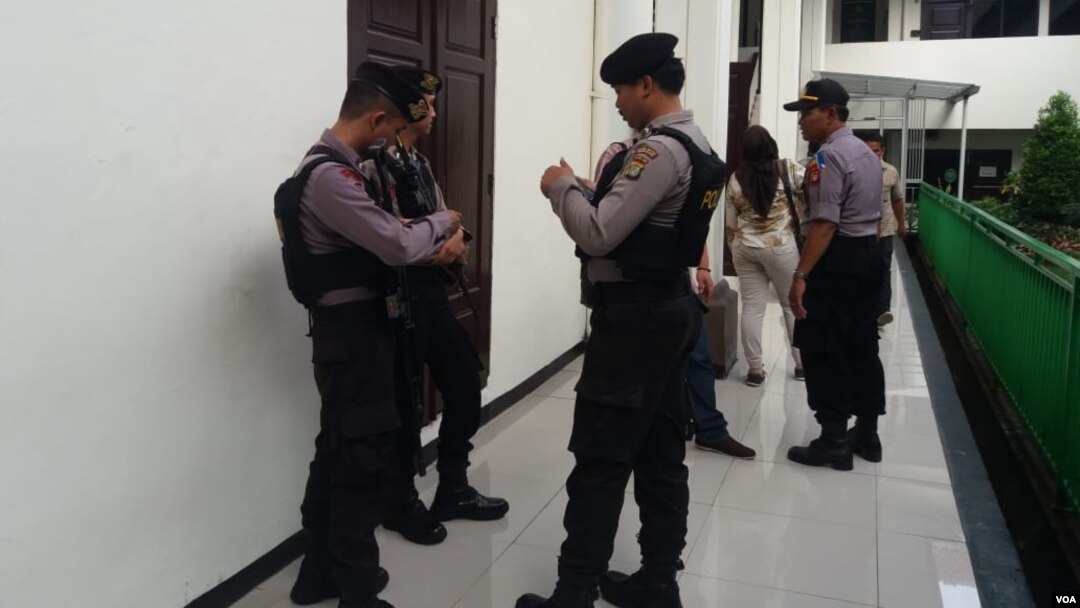 Polisi menjaga ketat sidang tokoh ISIS Indonesia, Aman Abdurrahman, dalam sidang vonis di Pengadilan Negeri Jakarta Selatan, hari Jumat (22/6). (Foto: VOA/Fathiyah)