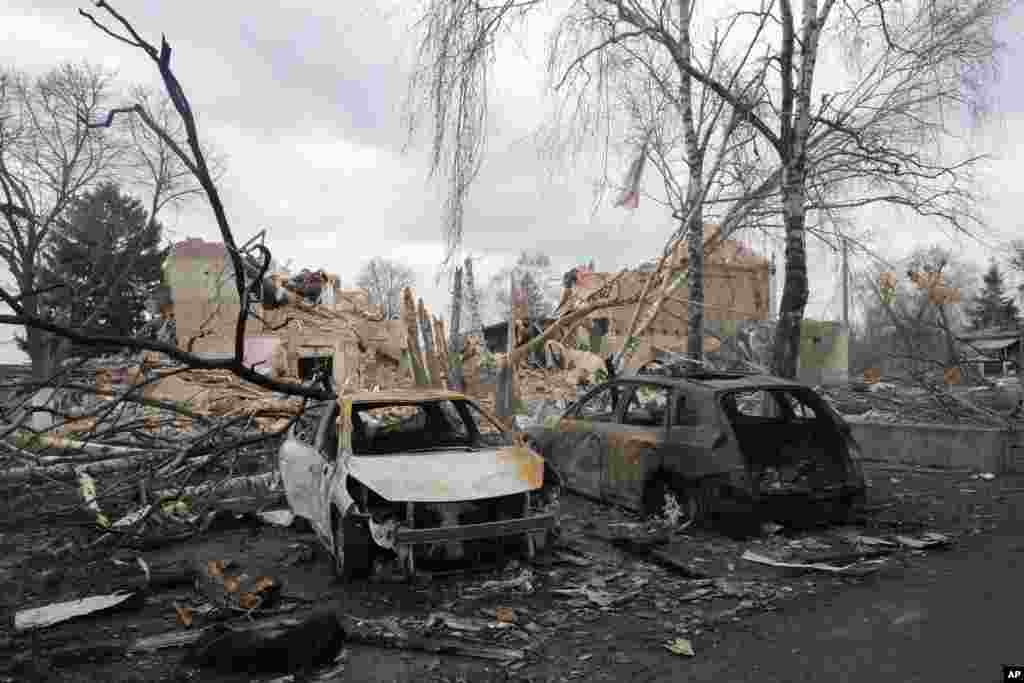 Autos destrozados luego de un ataque aéreo nocturno en la aldea de Bushiv, 40 kilómetros al oeste de Kiev, Ucrania, el viernes 4 de marzo de 2022.&nbsp;