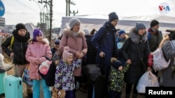 Người tị nạn Ukraine chờ tại cửa khẩu Vysne Nemecke, Slovakia, ngày 3/3/2022.
