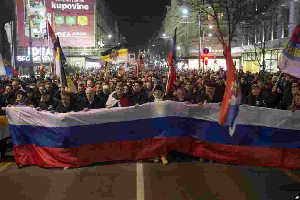 Ratusan anggota kelompok sayap kanan Serbia melakukan demo untuk mendukung invasi Rusia ke Ukraina, di pusat kota Beograd hari Jumat (4/3). (Foto: AP)