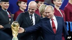 Shugaban FIFA, Gianni Infantino, hagu, da shugaban Rasha, Vladimir Putin a shekarar 2018 (AP)