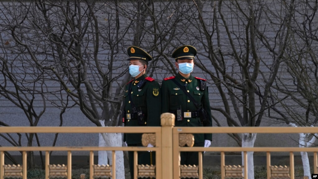 2022年3月3日，在一年一度的人大会议在北京召开前夕，中国武警在人民大会堂附近的天安门广场站岗。(photo:VOA)