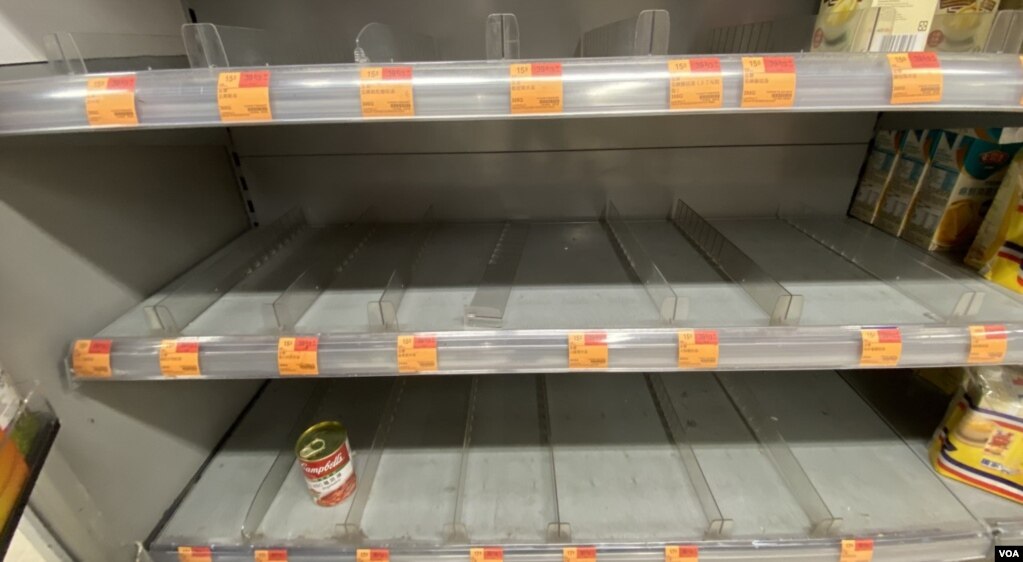 北角一间百佳超级市场部分罐头食品货架被抢购一空 (美国之音/汤惠芸)(photo:VOA)