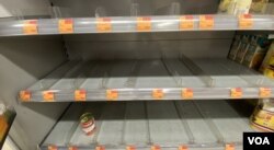 北角一间百佳超级市场部分罐头食品货架被抢购一空 (美国之音/汤惠芸)