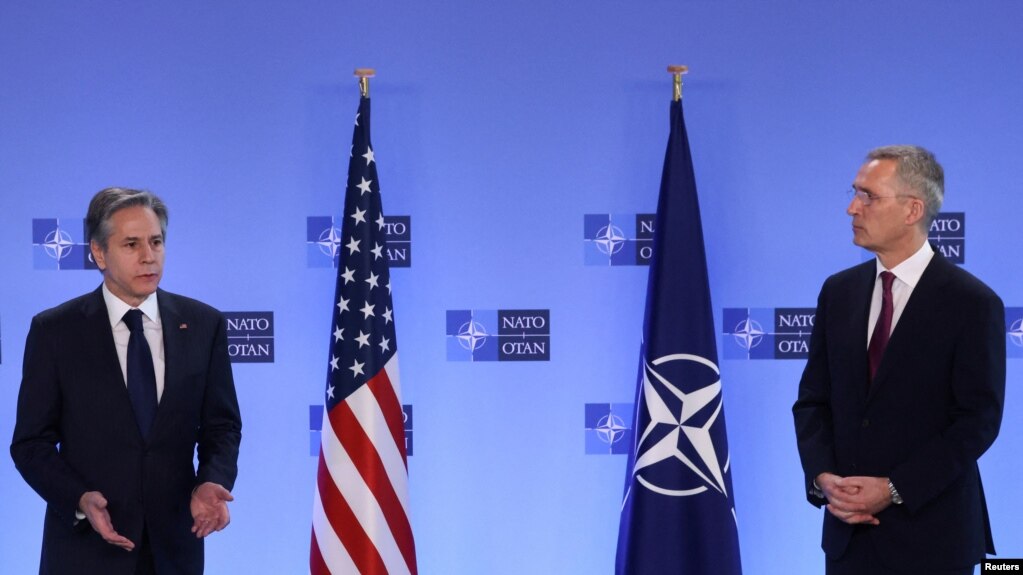 Tổng Thư ký NATO Stoltenberg (phải) và Ngoại trưởng Mỹ Blinken (trái) họp báo ở Brussels, 4/3.