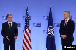 토니 블링컨(왼쪽) 미 국무장관이 4일 벨기에 브뤼셀 북대서양조약기구(NATO·나토) 외교장관 회의에서 옌스 스톨텐베르그 사무총장과 기자회견하고 있다.