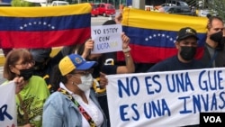 Manifestantes sostienen pancartas en favor de Ucrania tras agresión de Rusia frente a sede de la Unión Europea en Caracas, el 3 de marzo de 2022. [Foto: VOA / Álvaro Algarra]