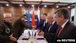 정전 협상 2차 회담에 나선 우크라이나(왼쪽)와 러시아 대표단이 3일 벨라루스의 브레스트 지역에서 만나 악수하고 있다. 맨 왼쪽은 올렉시 레즈니코프 우크라이나 국방장관, 가장 오른쪽은 안드레이 루덴코 러시아 외무차관. 