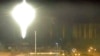 Esta imagen tomada de un video publicado por la planta de energía nuclear de Zaporizhzhia muestra un objeto brillante en llamas aterrizando en los terrenos de la planta nuclear en Enerhodar, Ucrania, el 4 de marzo de 2022.