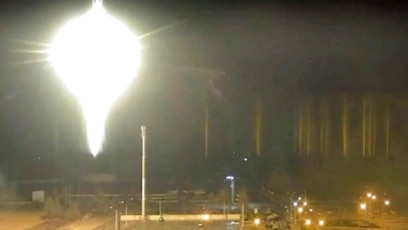 Potongan gambar dari video yang dirilis oleh pihak PLTN Zaporizhzhia menunjukkan sebuah objek yang menyilaukan mendarat di area pembangkit listrik di Enerhodar, Ukraina, pada 4 Maret 2022. (Foto: Zaporizhzhia nuclear power plant via AP)