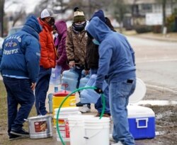 La gente hace fila para almacenar agua en Houston, Texas, ante el crudo invierno que azota a gran parte de EE. UU. el 18 de febrero de 2021.