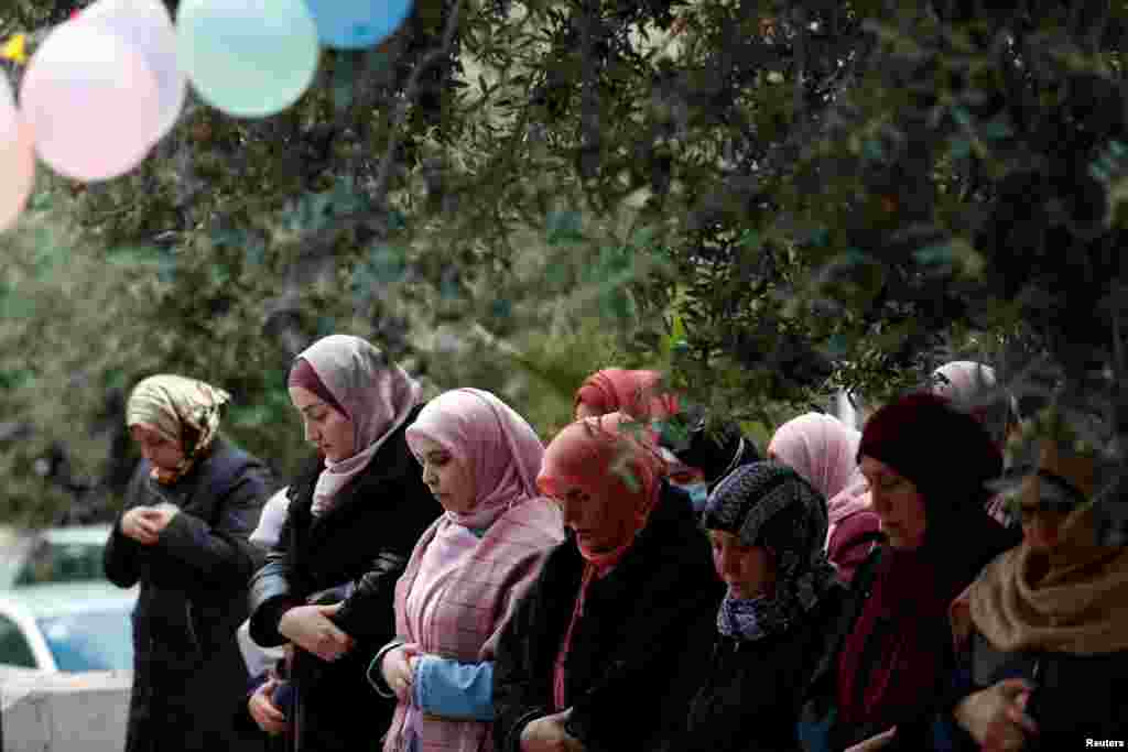 Wanawake wa Palestina wasali kwenye uwa wa msikiti wa Al-Aqsa, Mji wa Kale wa Jerusalem.