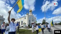 Decenas de manifestantes se solidarizan frente a la Iglesia Ucraniana de Miami, Florida, para reclamar el cese de las acciones militares rusas. [Foto: Antoni Belchi, VOA]