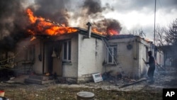 Nhà cháy trong trận pháo kích ở thành phố Irpin, phía tây Kyiv, Ukraine, 4/3/2022.