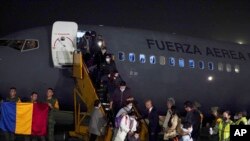 Mexicanos y otros latinoamericanos que vivían en Ucrania llegaron al aeropuerto internacional Benito Juárez en un vuelo de evacuación proporcionado por el gobierno de México el viernes 4 de marzo de 2022 en la Ciudad de México.