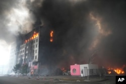 Un edificio impactado por la artillería rusa arde en Kiev, la capital de Ucrania, el 3 de marzo de 2022.