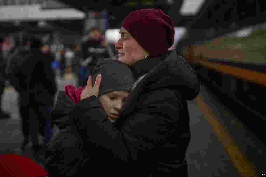 Tanya, de 38 años, llora con su hijo Bogdan, de 10, antes de tomar un tren a Lviv en la estación de Kiev, Ucrania, el jueves 3 de marzo de 2022. (Foto AP/Emilio Morenatti)